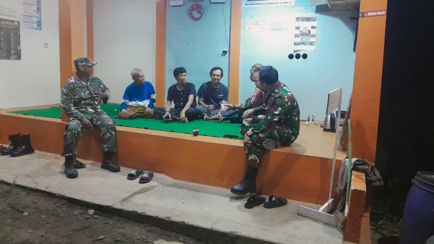 Anggota Koramil 12 / Sigaluh Patroli Siskamling Bersama Warga Cegah Gangguan Kamtibmas
